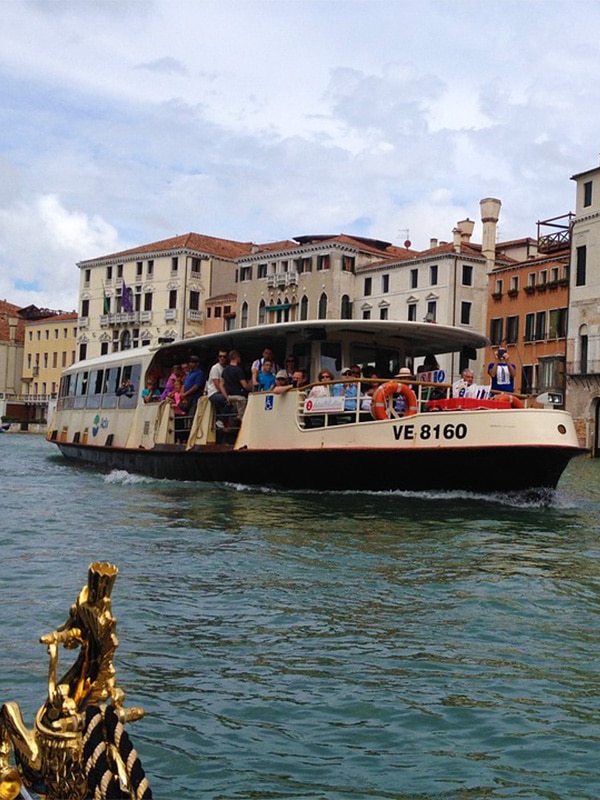 Come spostarsi a Venezia: turisti a bordo di un vaporetto sui canali