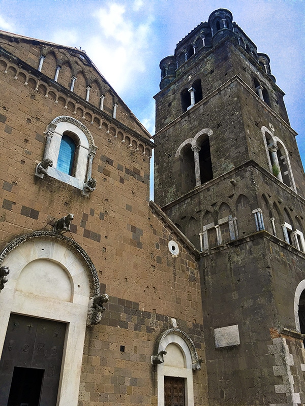 Portale di ingresso del Duomo di Casertavecchia e campanile della chiesa