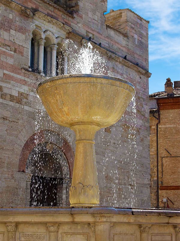 Fontana monumentale della piazza principale del borgo umbro di Bevagna (Perugia)