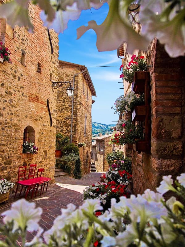 Scorcio fiorito di un angolo caratteristico del borgo umbro di Bevagna, in provincia di Perugia