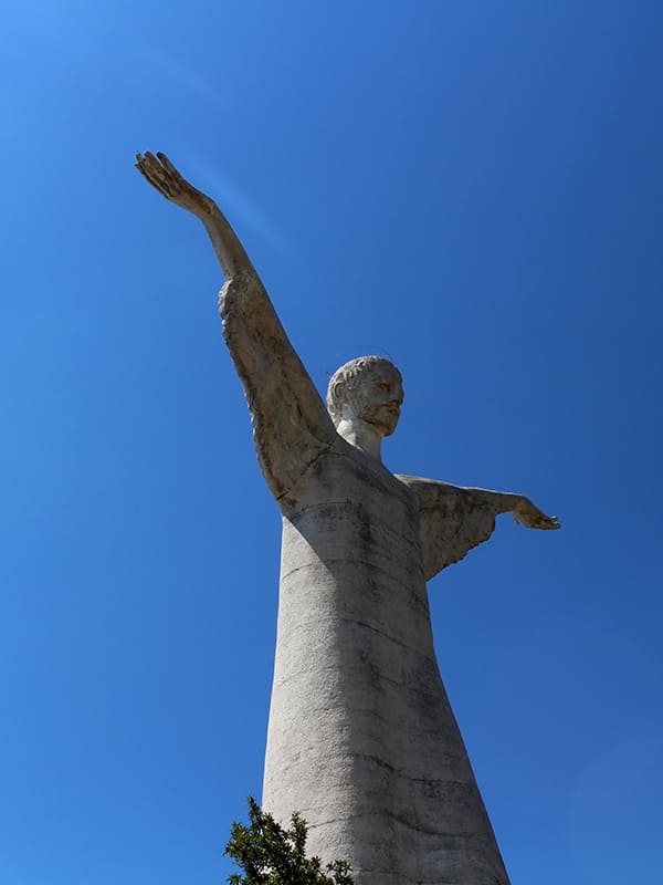 La statua del Cristo di Maratea: perché dà le spalle al mare