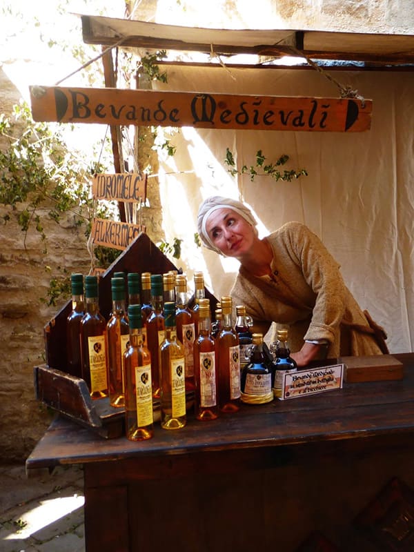 Stand di bevande medievali allestito durante il Mercato delle Gaite a Bevanga