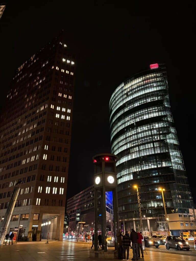 Vita notturna a Berlino: vista suggestiva di Potsdamer Platz