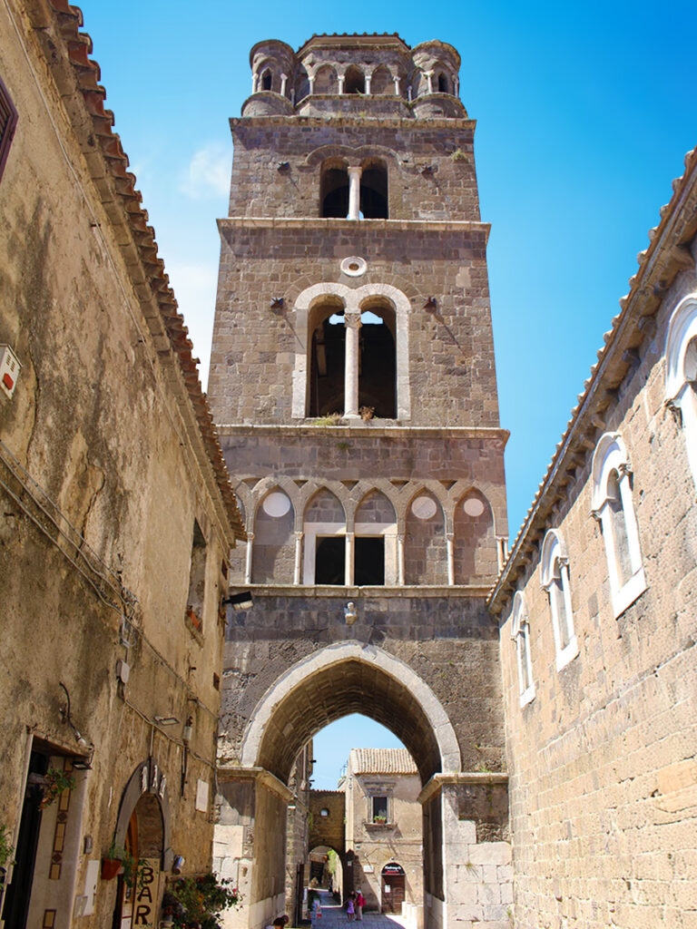 Campanile di Caserta Vecchia a tutta altezza