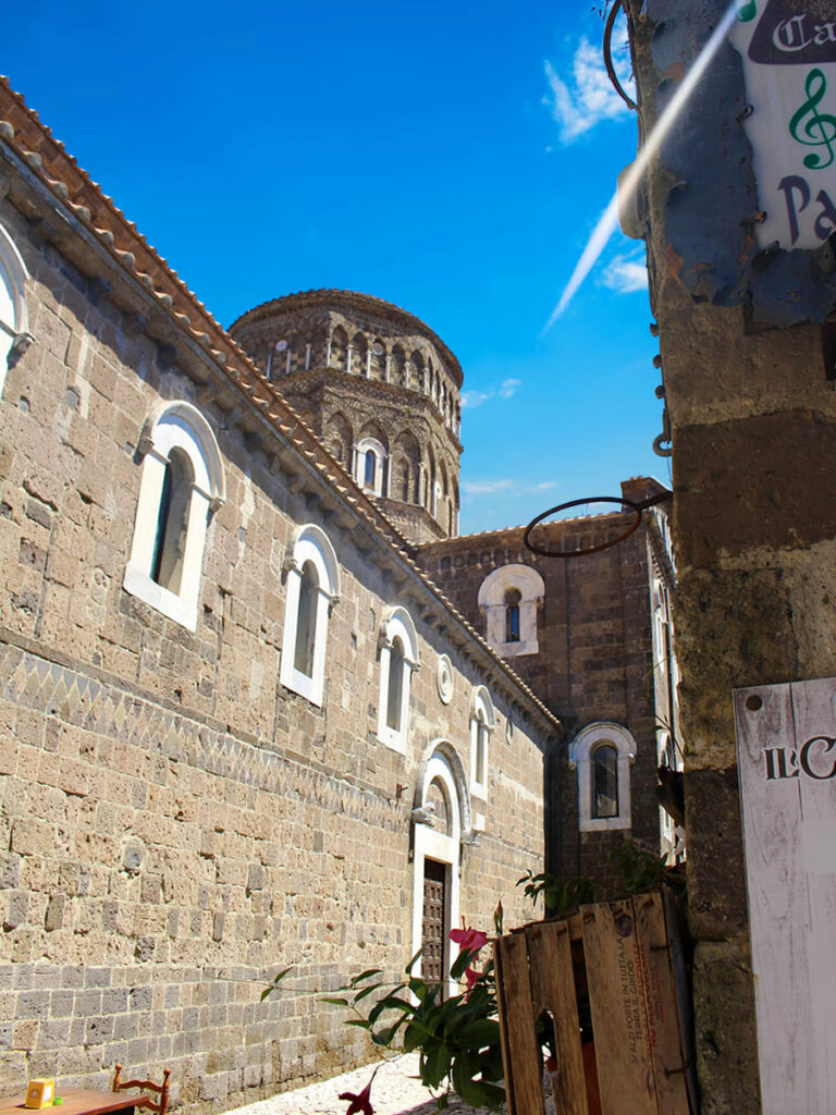 Scorcio architetture in pietra a Caserta Vecchia