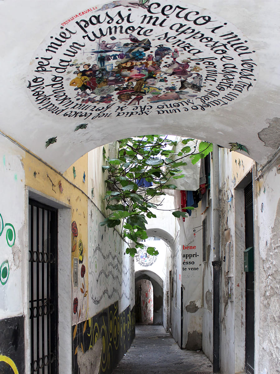 Vicolo del quartiere Fornelle nel centro storico di Salerno dove vedere i murales